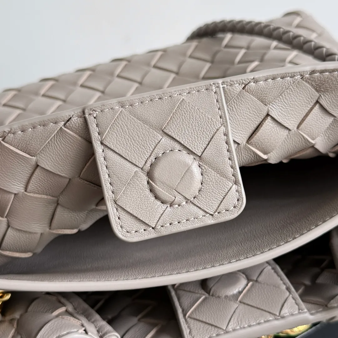 The 2023 new Andiamo batch of 1860 BV has been shipped‼ ️Really popular🔥The new Andiamo woven handbag launched by Bottega Veneta this season is really popular all over the world! ! Celebrities at home and abroad have worn it, and Oscar-winning actress Michelle Yeoh has taken it out on the street. Song Jia, Trai Yara, Yu Feihong, Sanji Ayaka, Rosie Hunting-Whiteley, Yoshioka Riho, etc. have all picked up this bag. It is classic and versatile, showing off its temperament, and the bag capacity is also large, which is very convenient for daily commuting! ! A variety of carrying methods, the shoulder straps can be adjusted by yourself, the original lambskin feels soft and delicate, and the unisex style breaks gender boundaries and brings a more practical and longer-lasting use experience. Andiamo, which has both elegant and casual styles, perfectly interprets the true appearance of "fashionable old money style". Style number: 743568 Size: 25*22*10.5cm